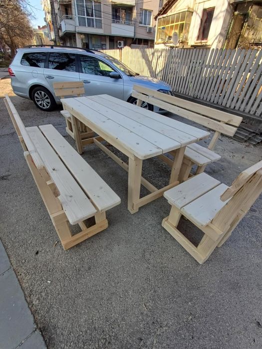 Масивна дървена маса с две пейки и два стола