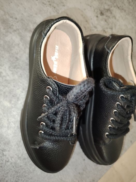 Сникърси . Естествена кожа!