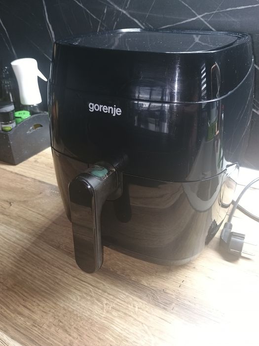 friteuza cu aer cald Gorenje ,capacitate de 3,5 litri.Include 9 programe presetate