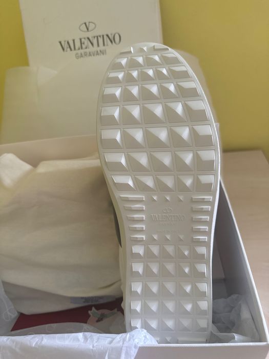 Adidasi Valentino Garavani albi si de preferat cu comanda le București