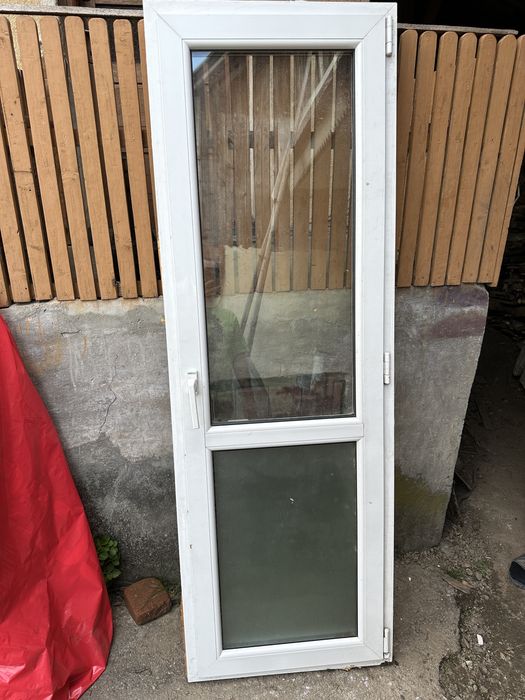 Usa PVC  cu geam termopan in stare foarte buna