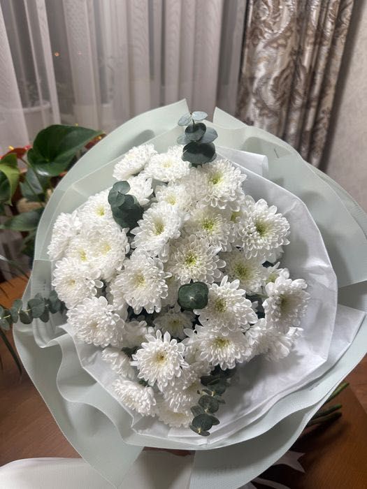 Букет белых хризантем