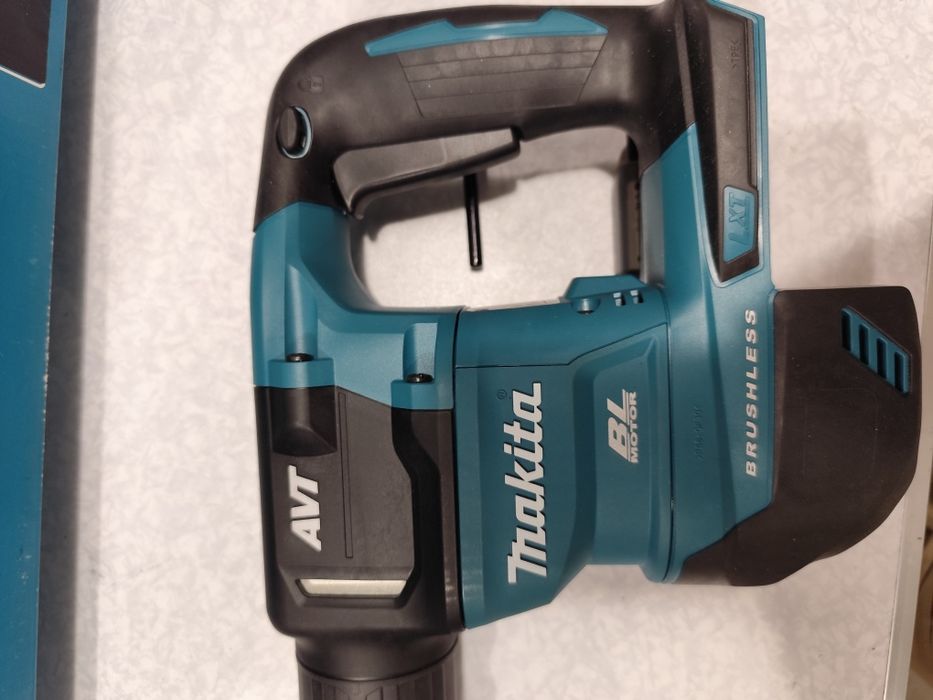 Коледна цена Акумулаторен безчетков къртач Макита Makita DHK180