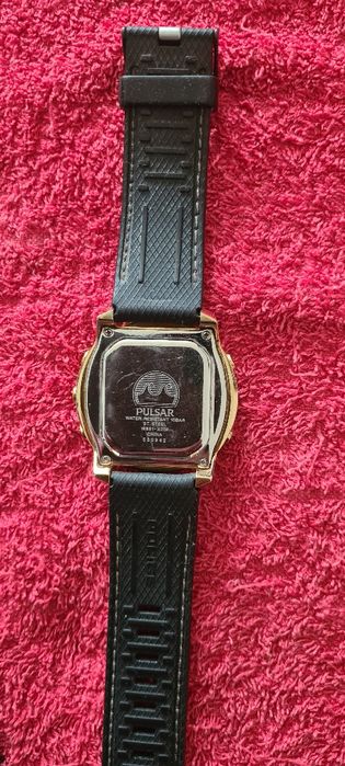 Ceas bărbătesc rezistent la apă  , cu alarmă , și multe setări .