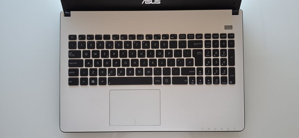 Лаптоп ASUS X501A – Core i3 / 8GB RAM / 240GB SSD / Windows 10 Pro