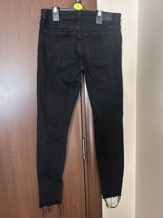 Вземи си доза дързост с тези страхотни черни скини дънки с накъсвания! Bershka