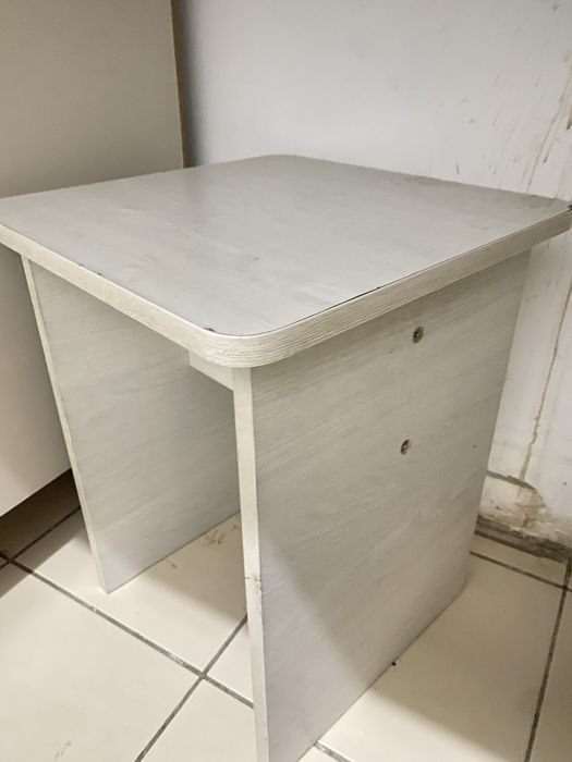 Кухонный мебель, стол и 4 стулья