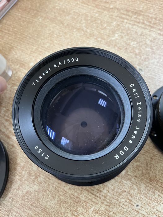 Obiectiv vintage Carl Zeiss Jena DDR 4,5 / 300 pentru cameră foto de lemn