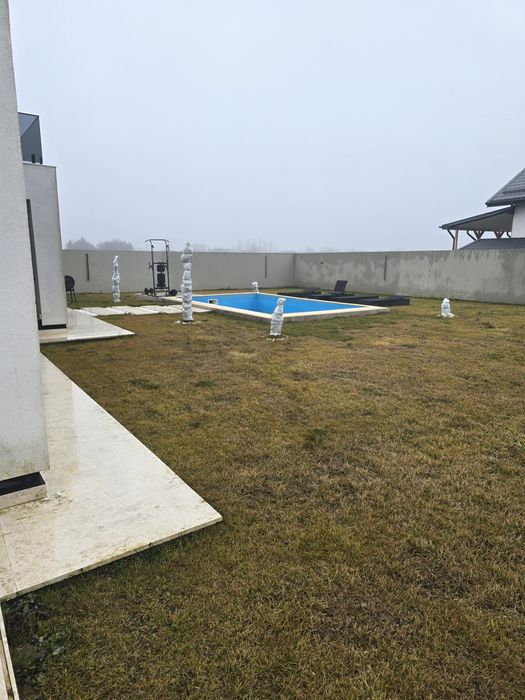 Ofer servicii de curățare și întreținere terenuri,curții.