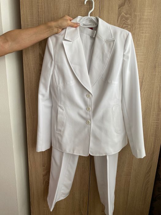 Vând costume de damă mărime 38-40 aproape noi nouțe