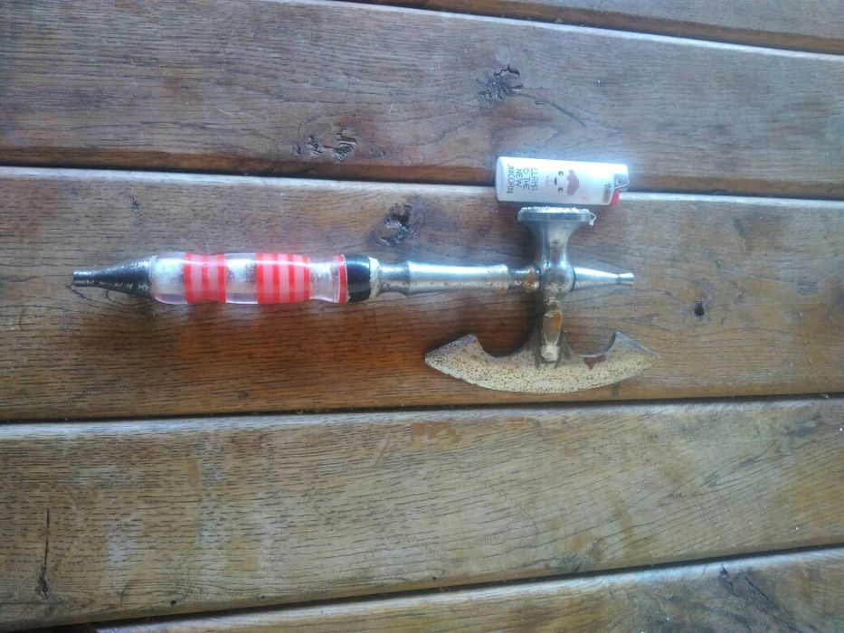 Продавам антикварна брадва с множество функций