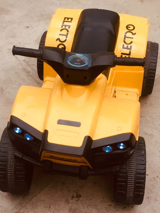 Детский электромобиль для 3-х лет.