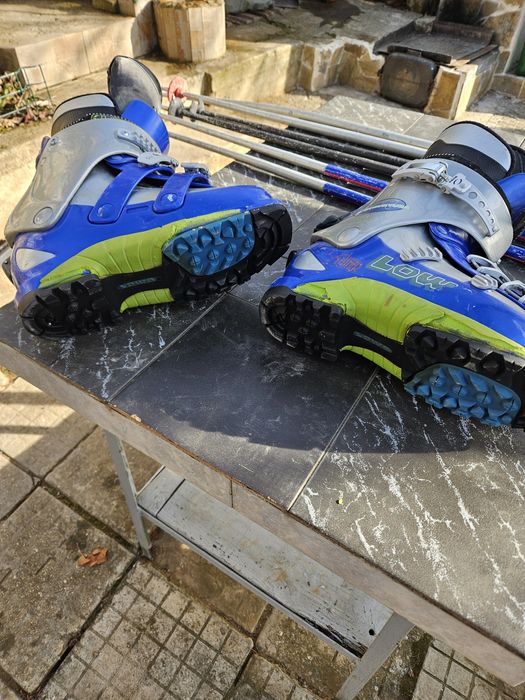 Ски обувки с механизъм и въможност за  ходене с тях запазени