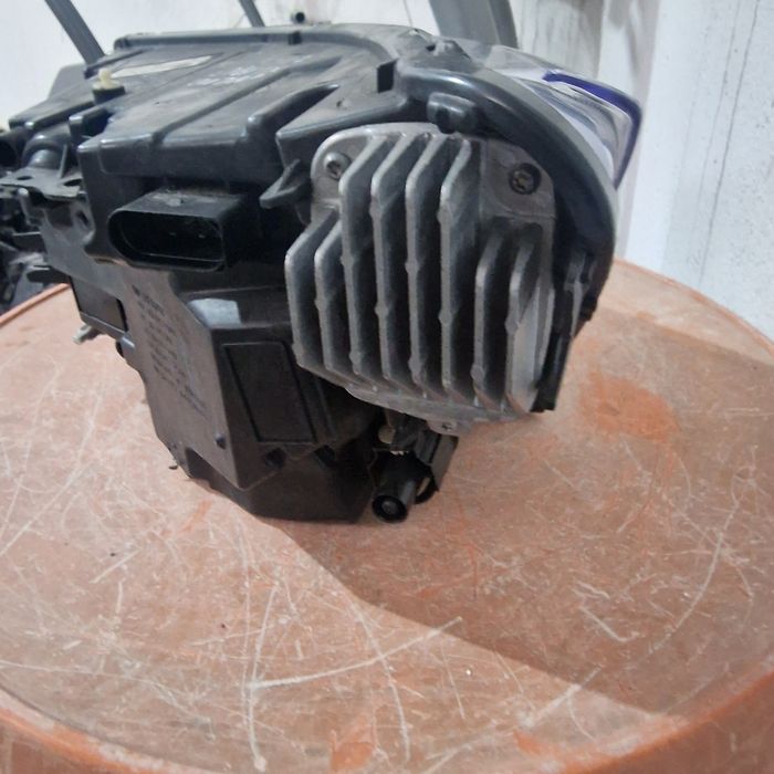 Volvo XC 40  2019 десен фар