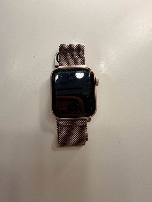 Apple Watch SE GPS, 40mm Gold Aluminium Case часовник apple watch