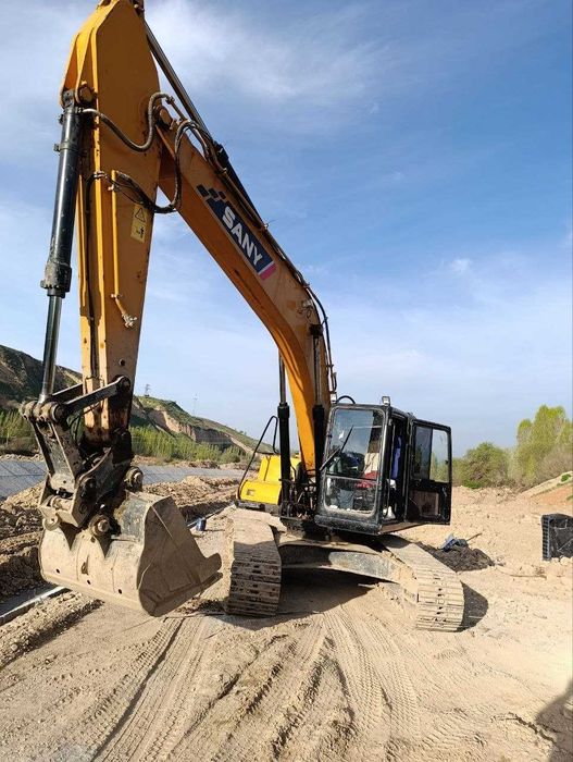 Ekskovator sany 235H sotiladi