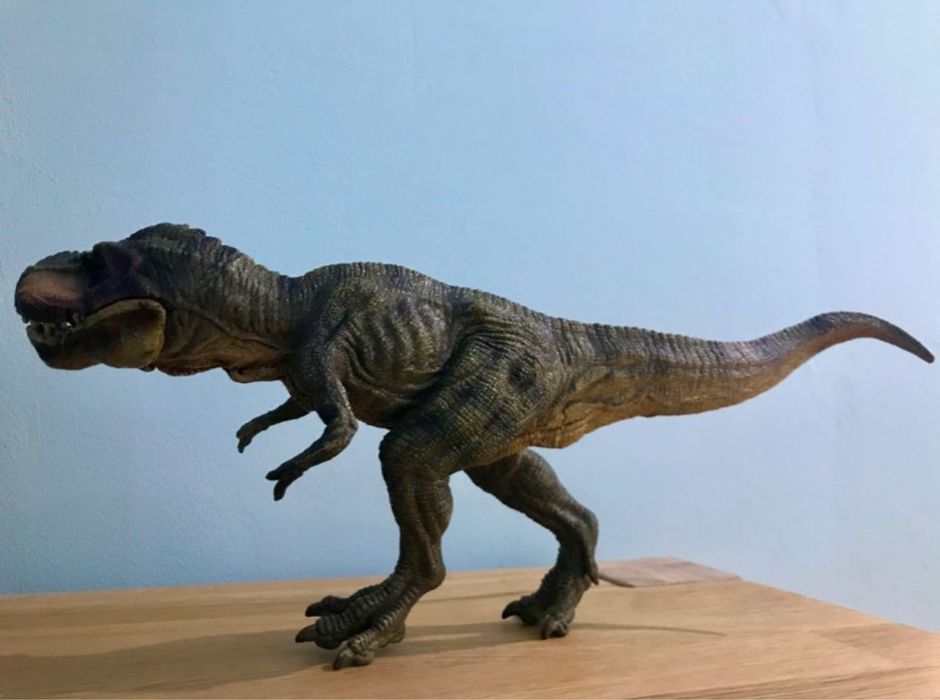 2 диназавъра и 2 фенерчета с динозаври -40 лева