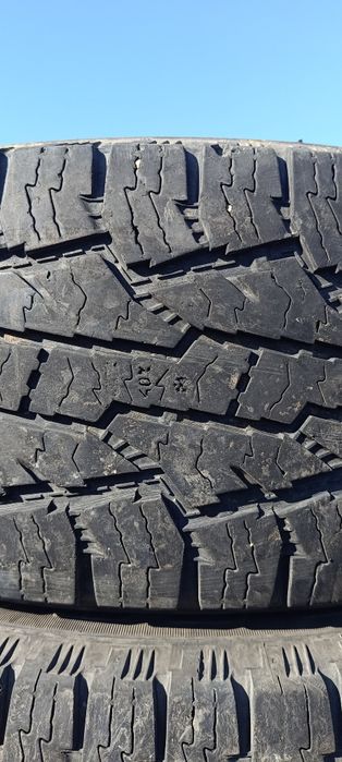 Продам резину на джип nokian