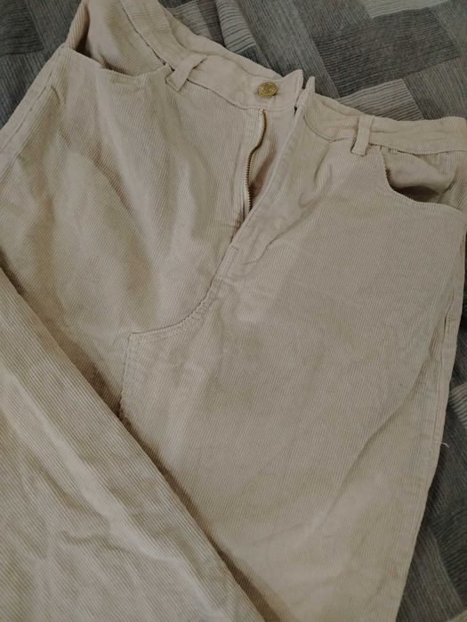 Нова е размер М еластична е може да стане и за Л.