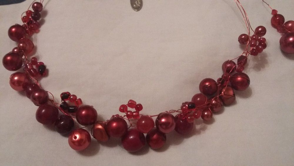 Красиви КОЛИЕ с ОБИЦИ-камъни и мъниста-комплект в червено