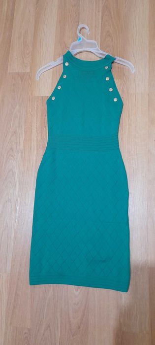 Мини рокля в зелено с акцент