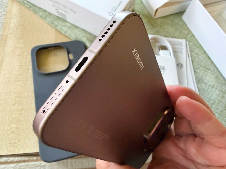 Xiaomi 15T Pro în stare excepțională, în cutia originală, cu husă inclusă