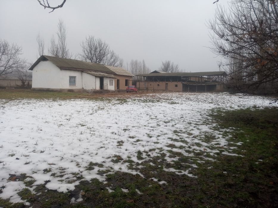 Uy sotiladi yer maydoni 15 sotix yonida 14 sotix uchaskasi bor