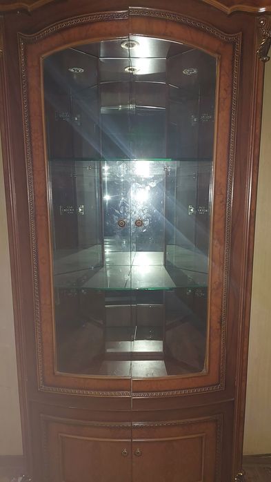 Продам угловой сервант