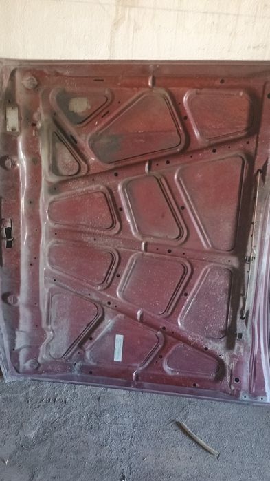 Капот на автомобиль