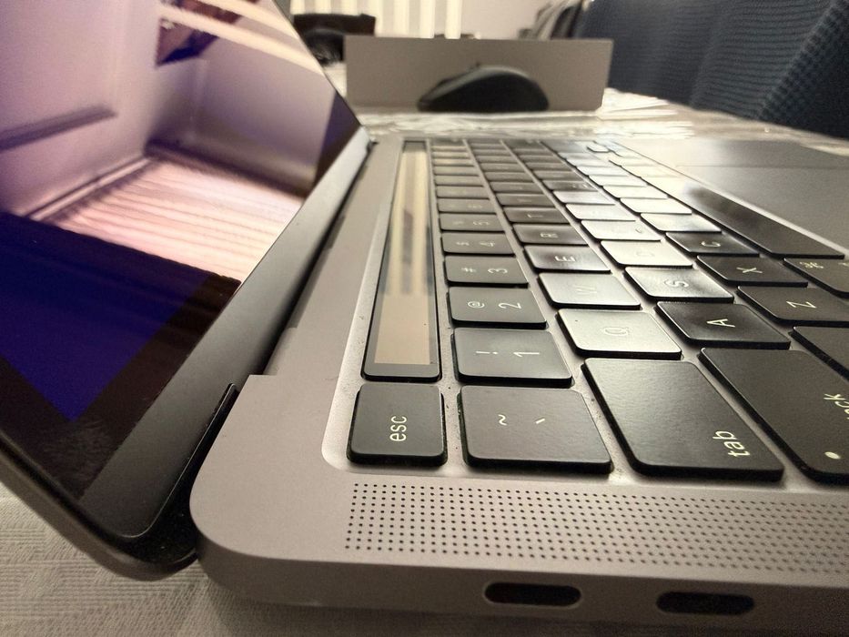MacBook Pro 13", 2020, Two Thunderbolt 3 ports