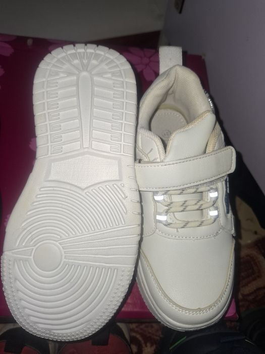 Продам детскую обувь