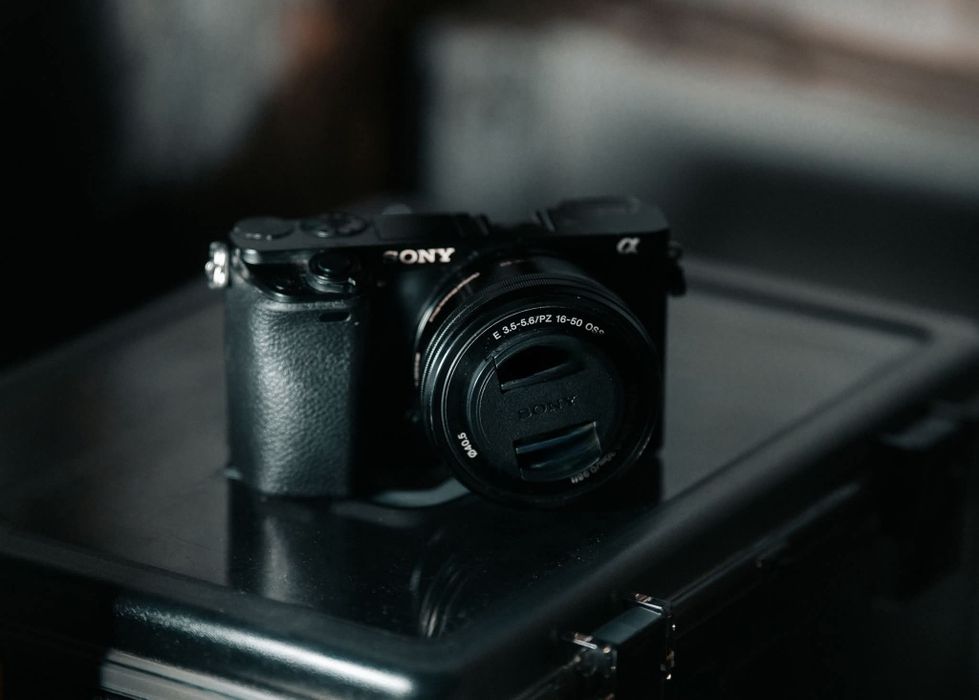 Sony A6000 cu obiectiv de kit
