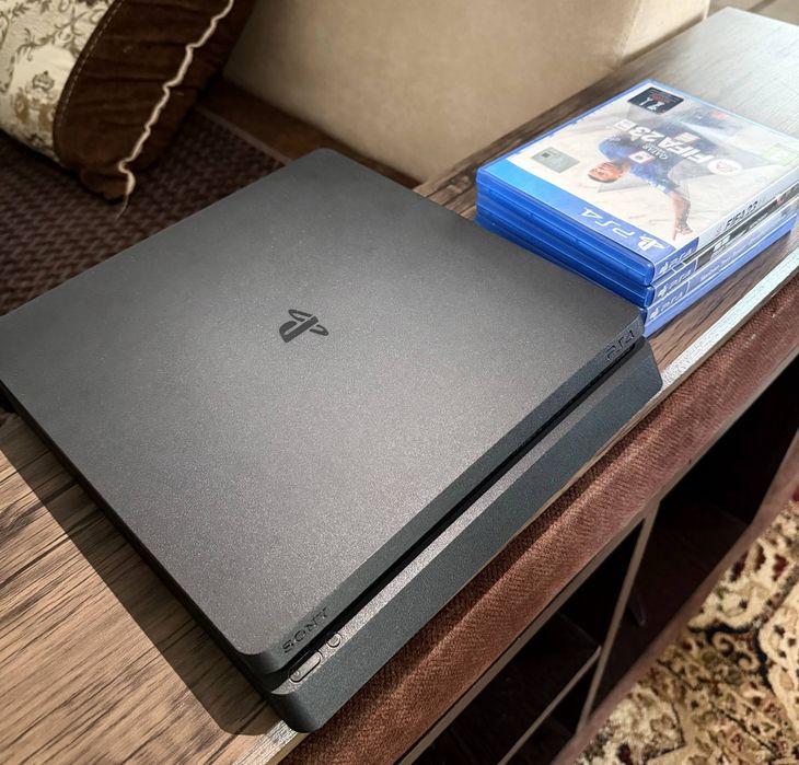PlayStation 4 Slim + 2 джойстика + игры
