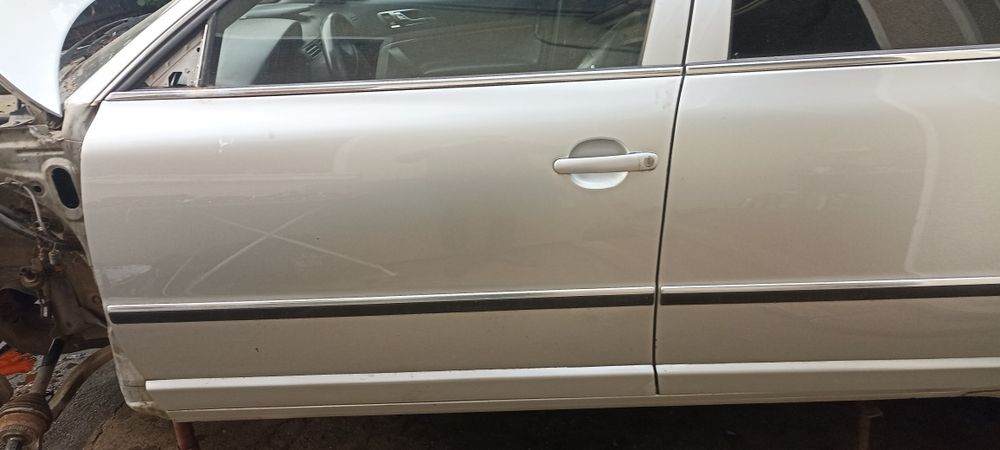 Usa / usi stanga dreapta fata spate / Bandou usa  Skoda Superb 1