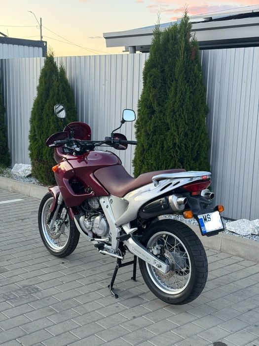 Motocicleta Aprilia pegasso 650