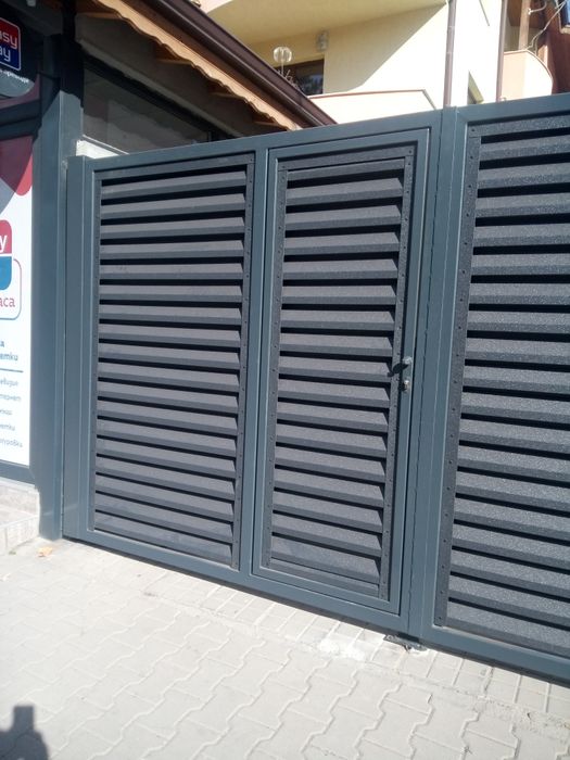 Изработка и монтаж на ламелни врати и огради.