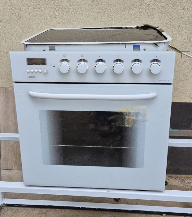 Фурна за вграждане ZANUSSI в комплект с котлони за вграждане