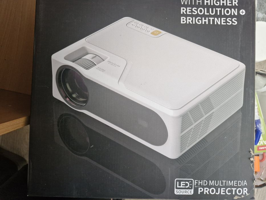 Проектор и кронштейн и полотно