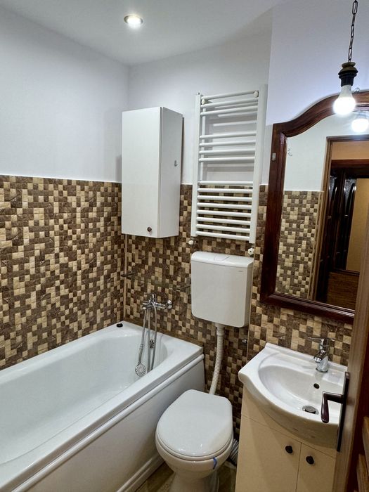 Garsonieră renovată, etaj 1, Bistrița Lac – parcare în fața blocului