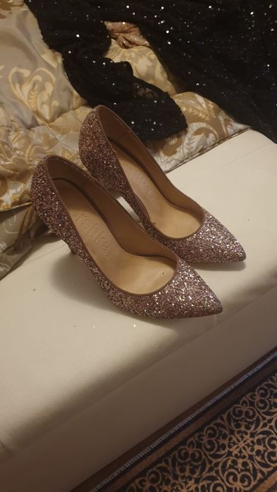 Нови луксозни обувки ,медно златисти ,златисти и брокатени.