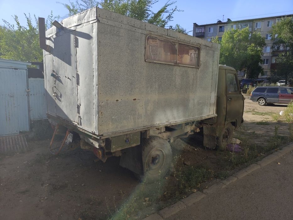 УАЗ 452 с фургоном.