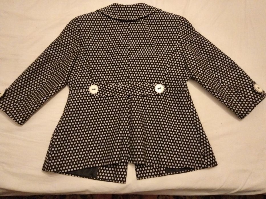 Sacou decoltat cu talie înaltă și mâneci trei sferturi,