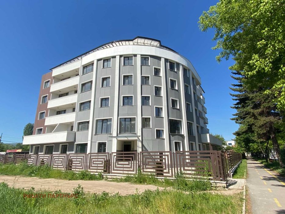 Продава се Двустаен апартамент в Перник, Изток - 102 кв.м за 1030 €/кв.м - Снимка #1