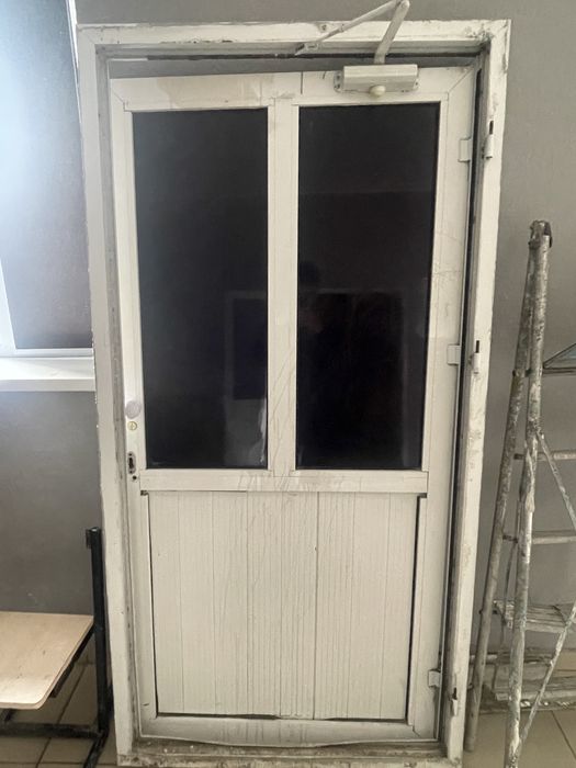 пластиковые двери