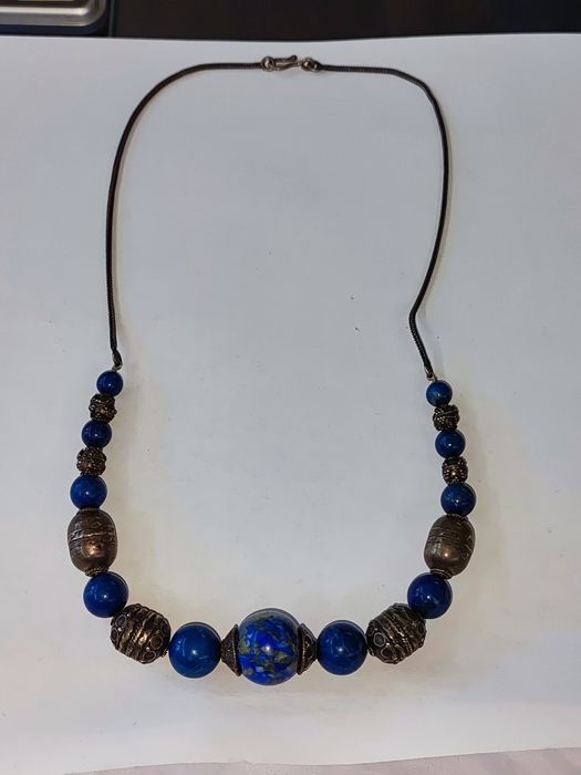 Сребърно колие с камъни лапис