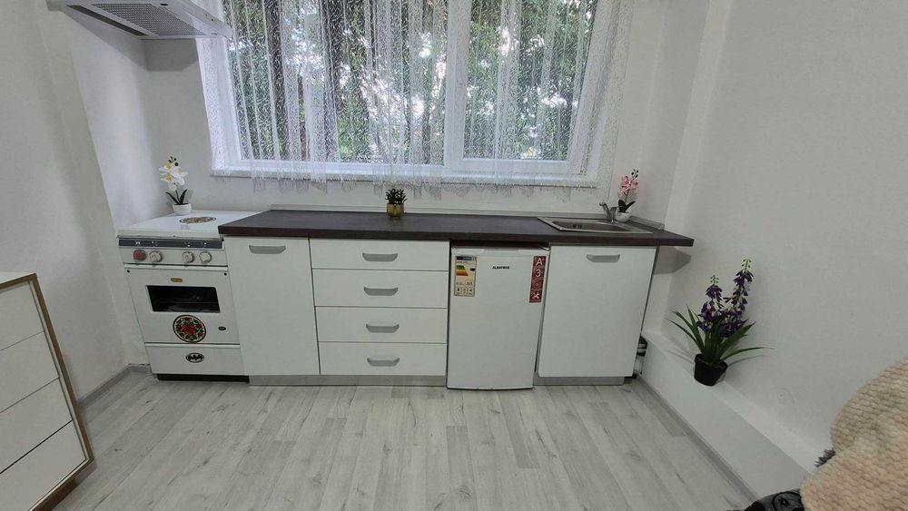 Garsoniera de vanzare in Onesti, zona de jos, situata la parter.