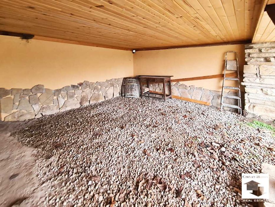 140332 Каменна къща с просторен двор и кладенец в с. Горна Липница