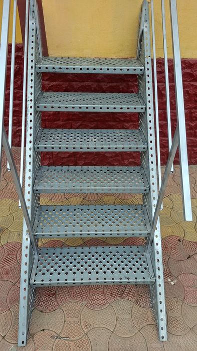 Confectionam scarii metalice zincate
