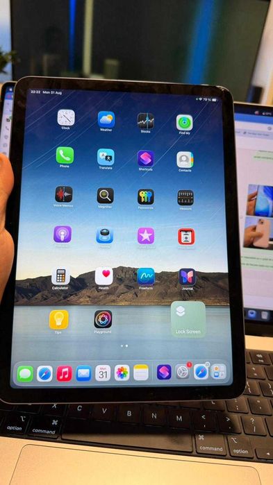 iPad Air gen 5, ecran spart, buton power lovit