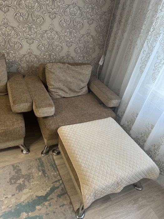 Продается диван с двумя креслами